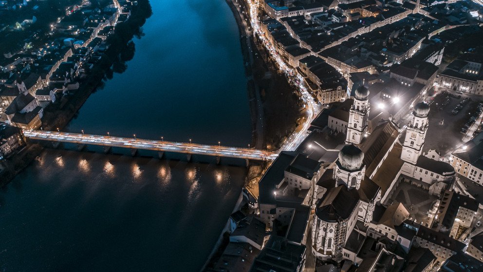 Luftbild des Passauer Doms bei Nacht mit Blick auf die Marienbr&uuml;cke &uuml;ber den Inn