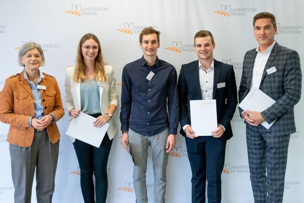 Präsidentin mit Herrn Raab und der Stipendiatin und den Stipendiaten Präsidentin mit Herrn Raab und der Stipendiatin und den Stipendiaten