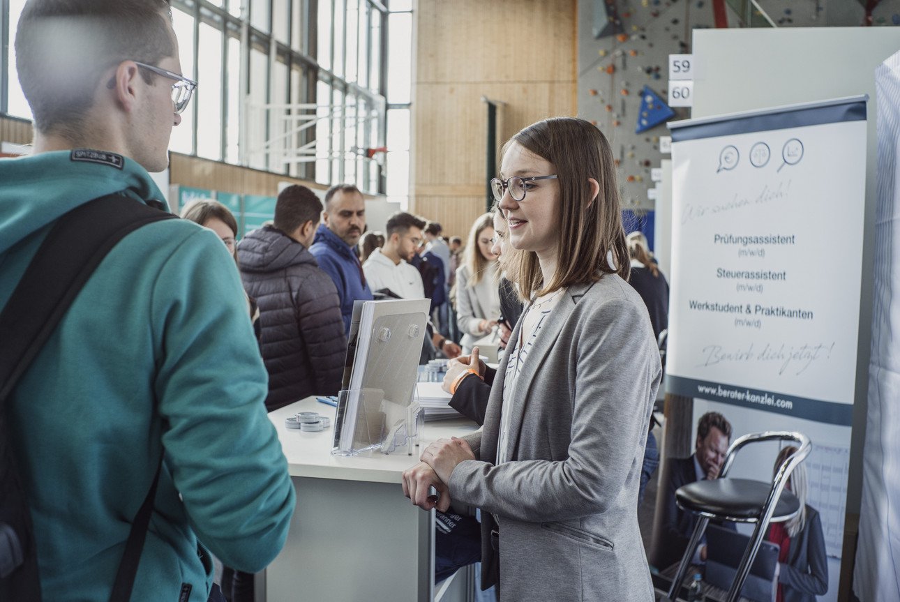 Informationsgespr&auml;ch auf Karrieremesse: Campus meets Company 