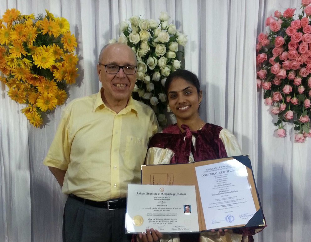 Dr. Nivethitha Santhanam pr&auml;sentiert ihre beiden Doktorurkunden, die sie nach Abschluss des Joint Doctoral Degree Programs im Rahmen der Convocation des IIT Madras erhielt. Mit ihr freut sich Prof. Dr. Hans Ziegler (Universit&auml;t Passau). Foto: IIT Madras