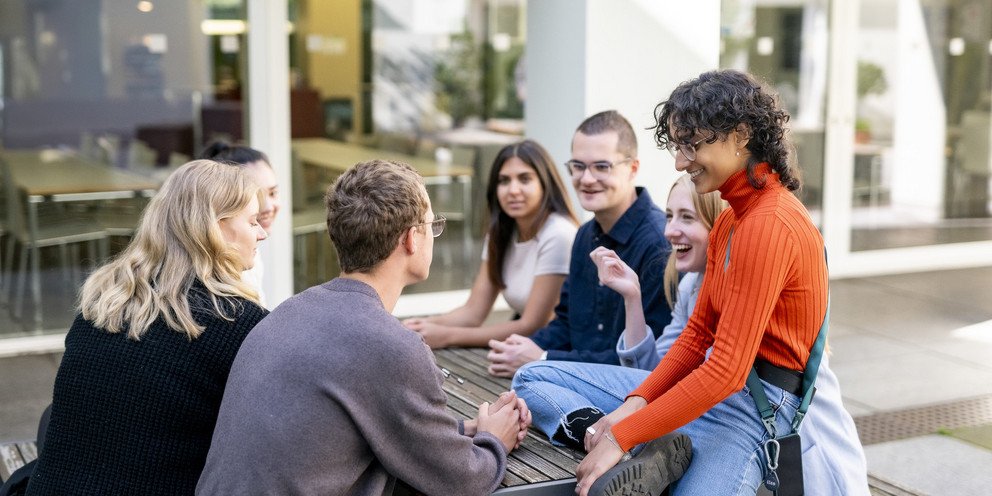 Mehrere Studierende im Gespräch