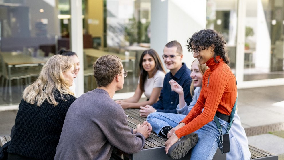 Mehrere Studierende im Gespräch