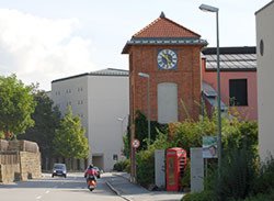 Transformatorhäuschen heute mit Audimax und Bücherturm im Hintergrund (2008); Quelle: Universitätsarchiv Passau, Fotosammlung