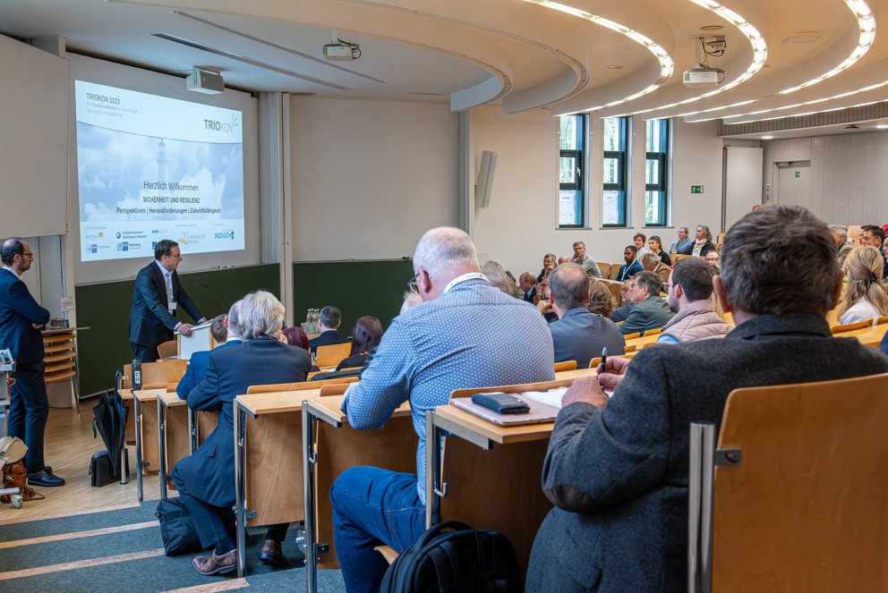 Prof. Dr. Jan H. Schumann (Vizepräsident der Universität Passau, rechts) bei der Eröffnung der Transferkonferenz TRIOKON 2025. Foto: Netzwerk INDIGO