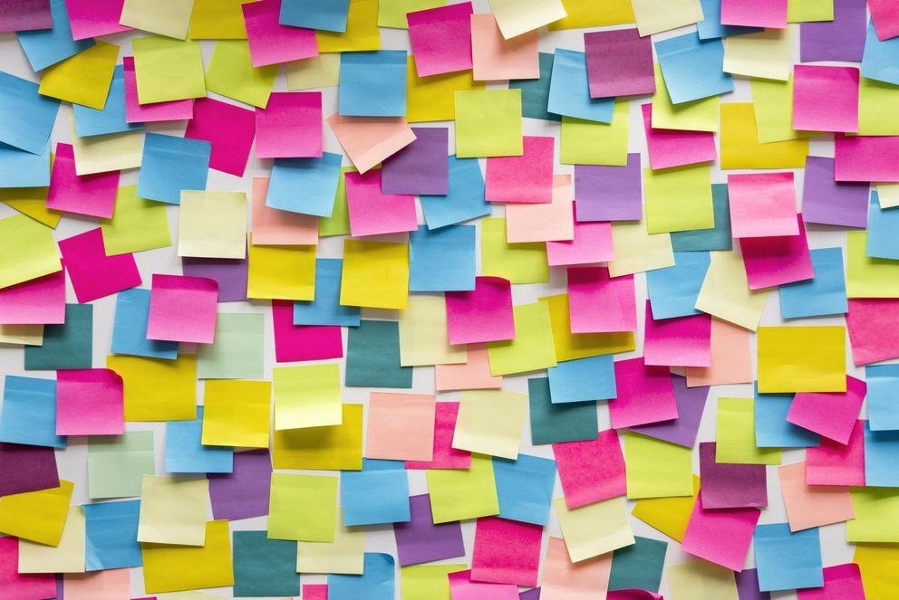 Post its auf weißer Wand Post Its auf weißer Wand