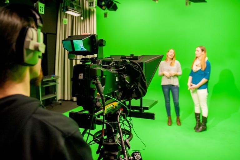 Studierende im Fernsehstudio im ZMK