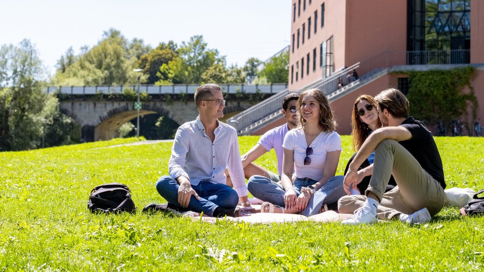 Studierende auf der Innwiese