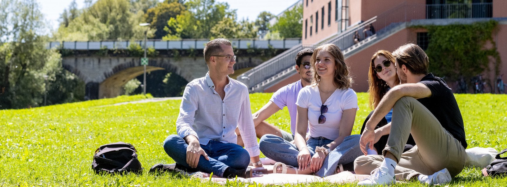 Studierende auf der Innwiese