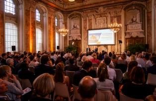 S.E. Dr. Philipp Ackermann, deutscher Botschafter in der Republik Indien, im Dialog mit Prof. Sigmund Gottlieb, Berater, Publizist und ehemaliger Chefredakteur des Bayerischen Fernsehens. Foto: Universität Passau