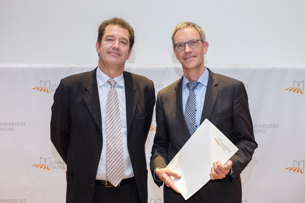 Prof. Dr. J&ouml;rg Fedtke und Preistr&auml;ger Prof. Dr. Hans-Georg Dederer