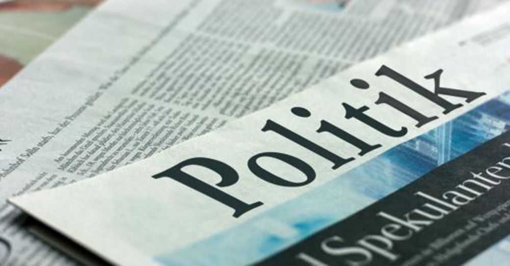 Zeitung mit der Titelüberschrift "Politik"
