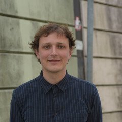 Junger Mann schaut frontal in die Kamera
