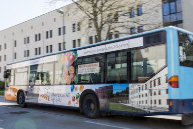 Stadtbus mit Schriftzug "40 Jahre Universit&auml;t Passau"
