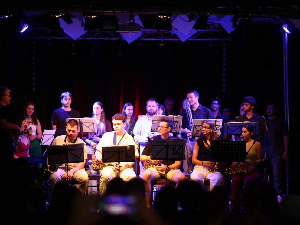 Die Musikerinnen und Musiker der Uni Big Band Passau