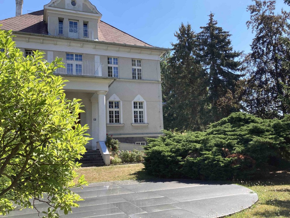 Fotografie pomn&iacute;ku a vily