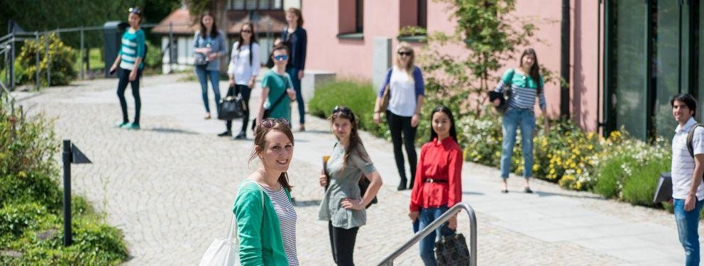 Studierende auf dem Campus