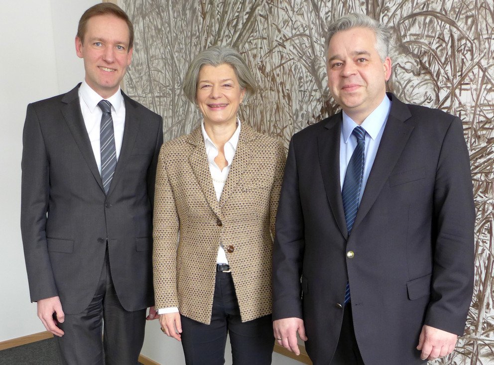 Regierungspr&auml;sident Rainer Haselbeck (l.) wurde von Pr&auml;sidentin Prof. Dr. Carola Jungwirth und Kanzler Dr. Achim Dilling herzlich empfangen.