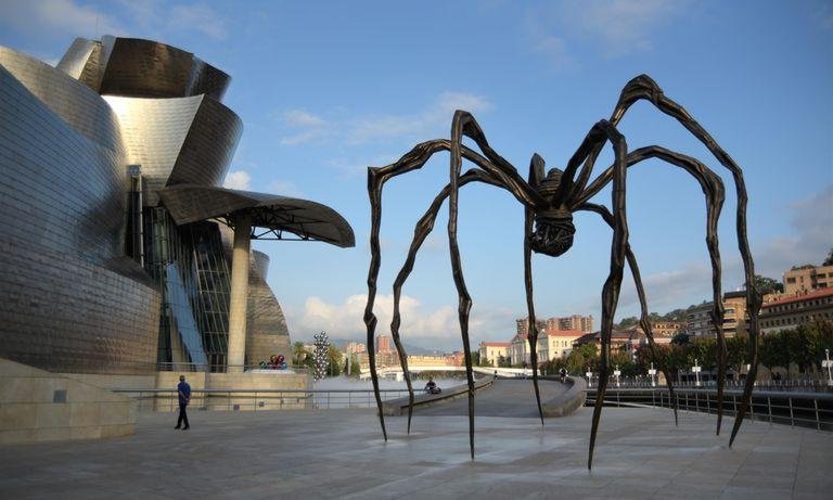  Spider sculpture "Maman" in front of the Guggenheim Museum in Bilbao