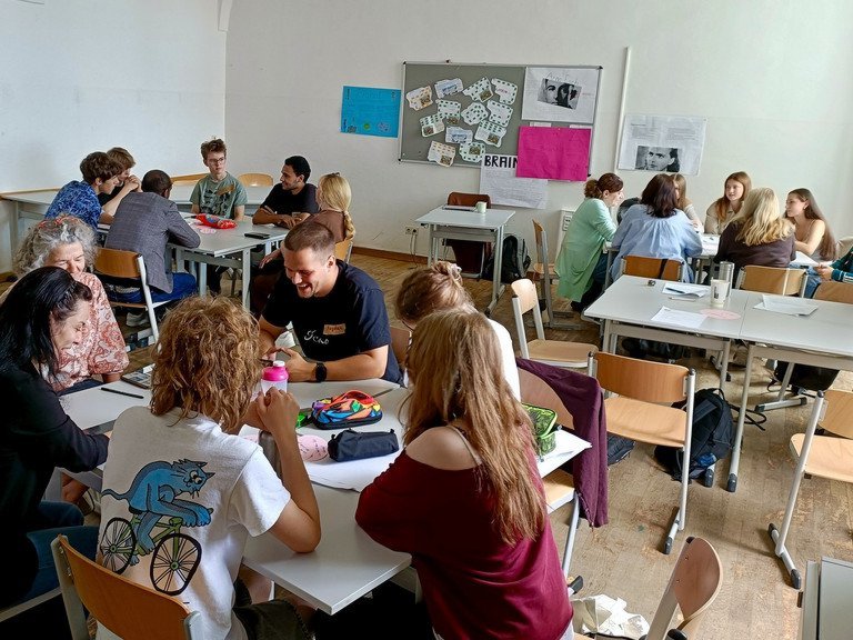 Einblicke in den Workshop &bdquo;Caf&eacute; Deutsch&ldquo; zum interkulturellen Austausch am Gymnasium Leopoldinum; Foto: TraUBe / Universit&auml;t Passau.