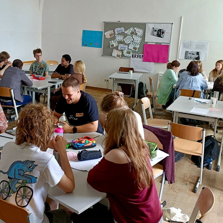 Einblicke in den Workshop &bdquo;Caf&eacute; Deutsch&ldquo; zum interkulturellen Austausch am Gymnasium Leopoldinum; Foto: TraUBe / Universit&auml;t Passau.