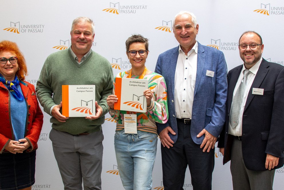Präsident Prof. Dr. Ulrich Bartosch (2.v.r.) und die Vertreterin der Stadt Passau Erika Träger (l.) begrüßten zusammen mit Universitätsarchivar Mario Puhane (r.) die Gäste mit der weitesten Anreise aus dem In- und Ausland: Kathrin Gause aus Norderstedt in Schleswig-Holstein (Bildmitte) und Philipp Hecker aus New York, USA (2.v.l.); Foto: AlumniClub/Patrizia Fenzl