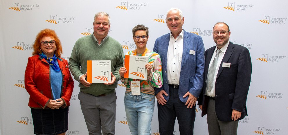 Präsident Prof. Dr. Ulrich Bartosch (2.v.r.) und die Vertreterin der Stadt Passau Erika Träger (l.) begrüßten zusammen mit Universitätsarchivar Mario Puhane (r.) die Gäste mit der weitesten Anreise aus dem In- und Ausland: Kathrin Gause aus Norderstedt in Schleswig-Holstein (Bildmitte) und Philipp Hecker aus New York, USA (2.v.l.); Foto: AlumniClub/Patrizia Fenzl