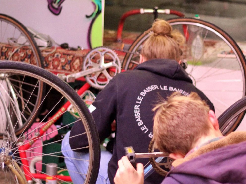 Menschen die an R&auml;dern arbeiten