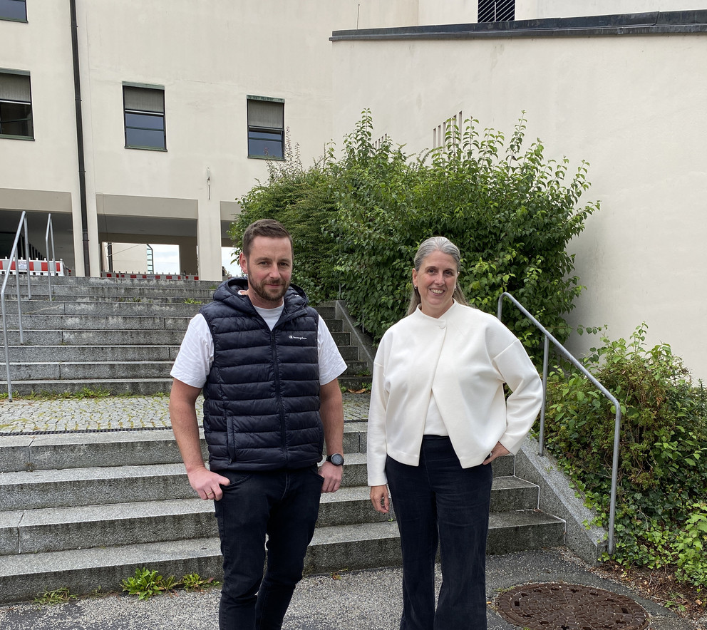 Kanzlerin Barbara Tasch und Florian K&uuml;hbeck, Leiter des Referats Liegenschaften an der Universit&auml;t Passau, beim Gang &uuml;ber den Campus; Foto: Universit&auml;t Passau