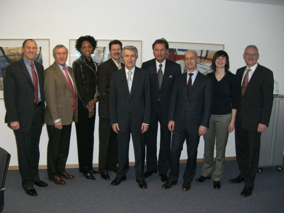 Bo Andersson (links) und Prof. Walter Schweitzer unterzeichnen den Kooperationsvertrag zwischen GM und der Universit&auml;t Passau.
Von links: Elliot Swiss, Prof. Dr. Rolf B&uuml;hner, Tonya Hallet, Tom McMillen, Prof. Dr. Walter Schweitzer, Bo Andersson, Prof. Dr. Marc Fischer, Ksenia Komyagina, Prof. Dr. Klaus Dittmar Haase.