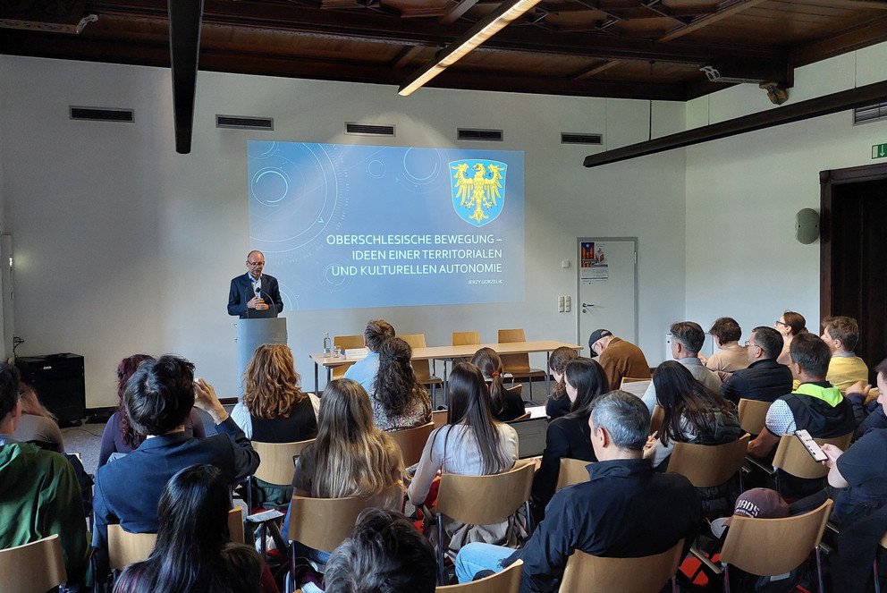 Dr. habil. Jerzy Gorzelik vor Publikum bei seinem Vortrag zum Themenbereich &bdquo;Oberschlesische Bewegungen&ldquo;, Foto: Universit&auml;t Passau