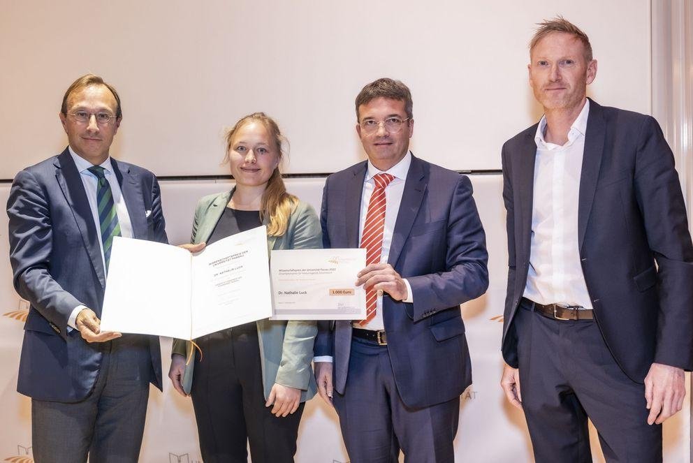 von links: Vizepräsident Prof. Dr. Robert Obermaier, Dr. Nathalie Luck, Frank Schirra (Vorstandsmitglied Sparkasse Passau) und Prof. Dr. Michael Grimm