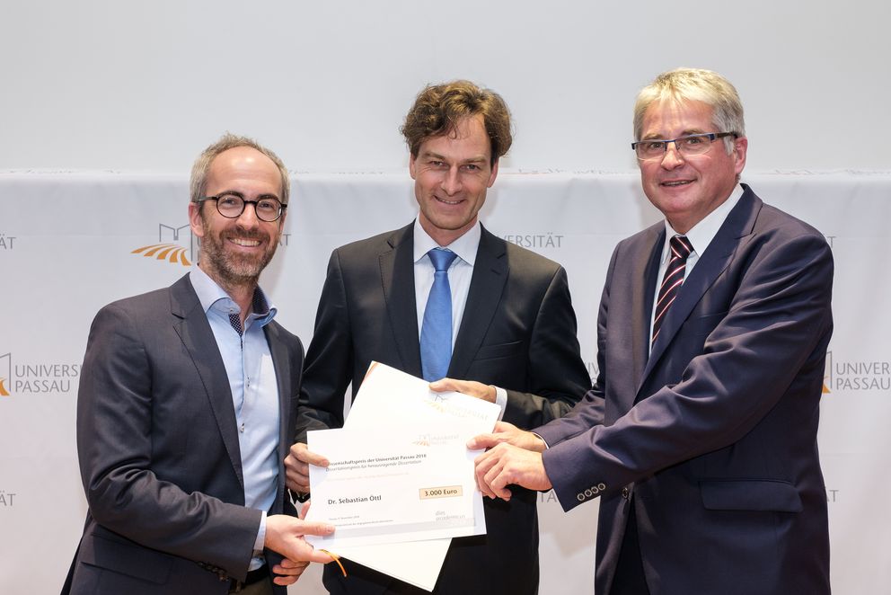 von links nach rechts: Dr. Sebastian Öttl, Prof. Dr. Christoph Barmeyer, Johannes Lechner (Vorstand Sparda-Bank)
