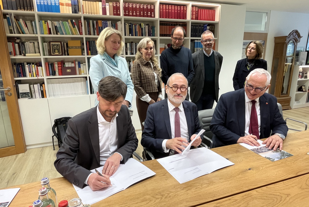 Bei der Unterzeichnung des Kooperationsvertrags an der Universität Passau: (vorne von rechts) Prof. Dr. Ulrich Bartosch (Universität Passau), Prof. Dr. Frédéric Fotiadu (INSA Lyon), Prof. Dr. Wolfgang Dorner (THD), (hintere Reihe von rechts) Barbara Zacharias, Prof. Dr. Harald Kosch, Prof. Dr. Werner Gamerith, Prof. Dr. Christina Hansen (alle Universität Passau) und Prof. Dr. Diane Ahrens (THD); Foto: Universität Passau