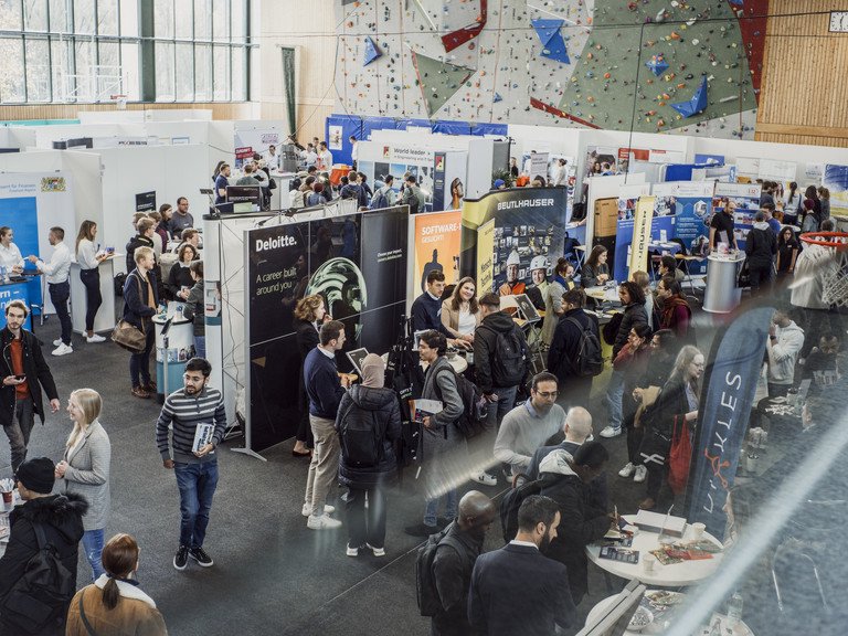 Über 2.300 Besucherinnen und Besucher kamen am 20. November 2023 zur Karrieremesse Campus meets Company ins Sportzentrum der Universität Passau. Foto: Universität Passau 