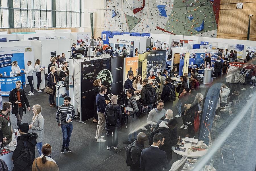 Über 2.300 Besucherinnen und Besucher kamen am 20. November 2023 zur Karrieremesse Campus meets Company ins Sportzentrum der Universität Passau. Foto: Universität Passau 