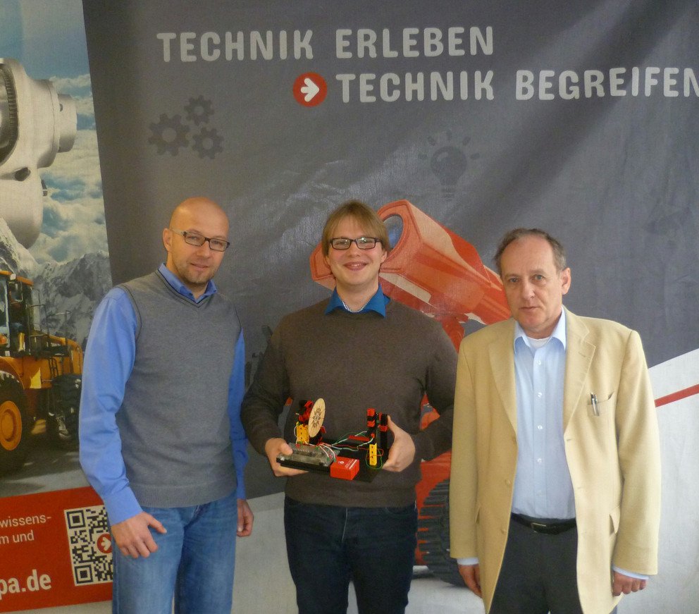 Bildhinweis: Philosophie und Maschinen wie das zusammenpasst, erkl&auml;ren Ralf Gr&uuml;tzner (Leiter Wissenswerkstatt Passau, v. l.) Michael Mendyka (Universit&auml;t Passau) sowie Prof. Dr. Christian Thies (Universit&auml;t Passau) im &bdquo;Philosophie:Labor f&uuml;r Studierende, Sch&uuml;lerinnen und Sch&uuml;ler. Foto: Universit&auml;t Passau
