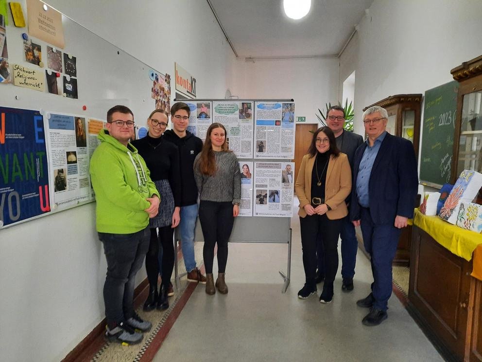 Links im Bild die im Projektseminar beteiligt Studierenden, rechts (v.l.) Anja Wagner-Hölzl, Prof. Dr. Christian Handschuh und Prof. Dr. Hans Mendl. Foto: Universität Passau