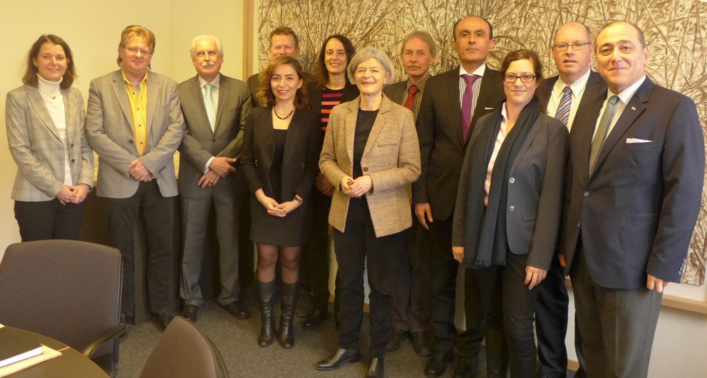 Gemeinsam mit Vertreterinnen und Vertretern der Fakult&auml;ten und der Verwaltung hie&szlig;en Pr&auml;sidentin Prof. Dr. Carola Jungwirth und Vizepr&auml;sidentin Prof. Dr. Daniela Wawra den Generalkonsul der Republik T&uuml;rkei in M&uuml;nchen Mehmet G&uuml;nay und Bildungsattach&eacute; Professor Dr. Mustafa &Ccedil;akır willkommen.