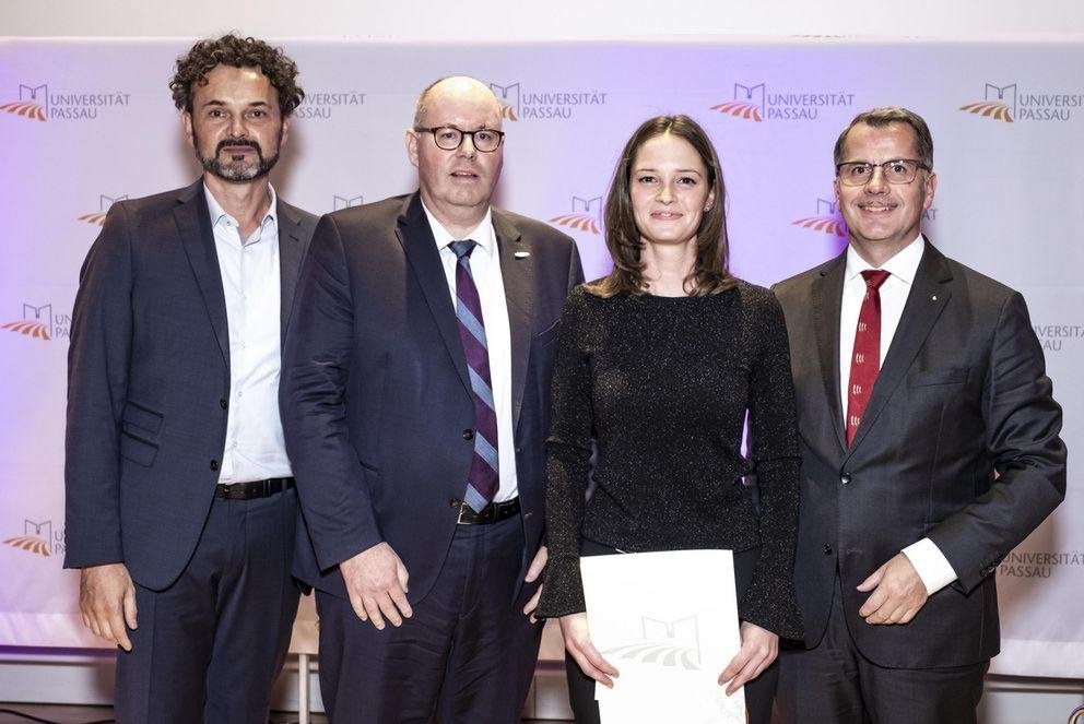 von links nach rechts: Vizepräsident Prof. Dr. Harry Haupt, Prof. Dr. Robert Esser, Dr. Annegret Michel und Christoph Helmschrott (Vorstandsvorsitzender der Sparkasse Passau)