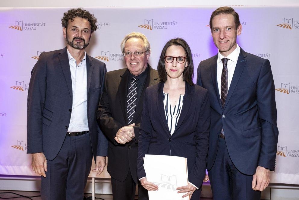 von links nach rechts: Vizepräsident Prof. Dr. Harry Haupt, Prof. Dr. Dr. Peter Fonk, Dr. Zsófia Schnelbach und Regierungspräsident Rainer Haselbeck (Vorsitzender des Vereins der Freunde und Förderer der Universität Passau e. V.)