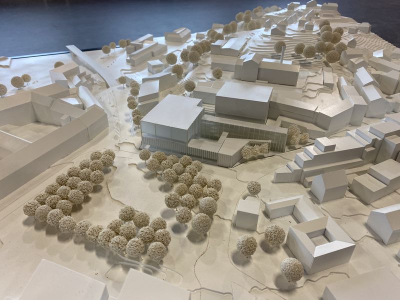 Das städtebauliche Modell des Spitzberg-Areals mit dem Modell von Riepl & Riepl Architekten ZT GmbH aus Linz. Foto: Universität Passau  