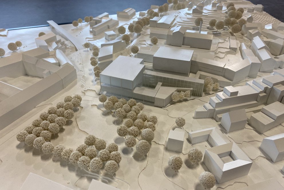 Das städtebauliche Modell des Spitzberg-Areals mit dem Modell von Riepl & Riepl Architekten ZT GmbH aus Linz. Foto: Universität Passau  