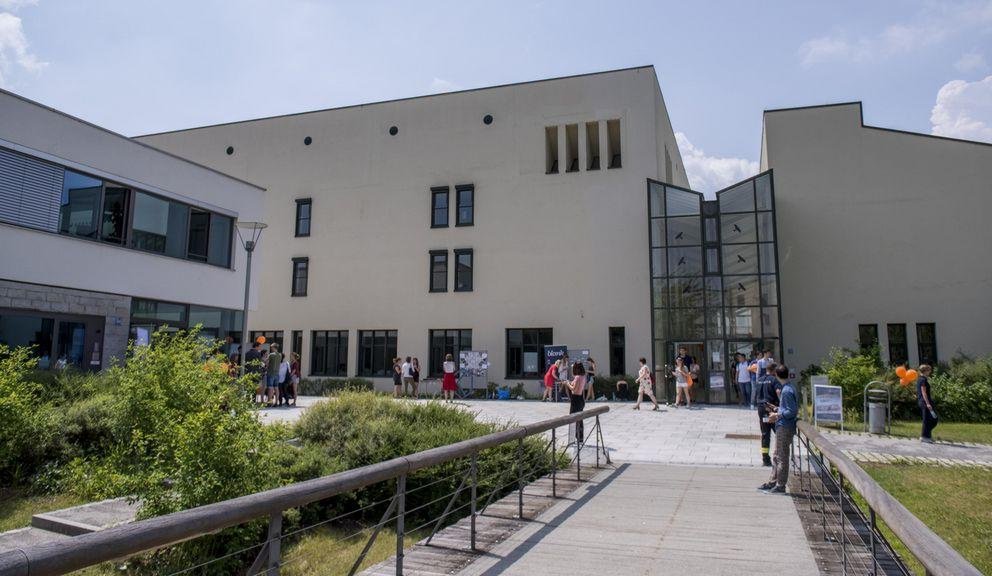 Fußgängerbrücke mit Blick auf den Eingang der Fakultät für Informatik und Mathematik Fußgängerbrücke mit Blick auf den Eingang der Fakultät für Informatik und Mathematik