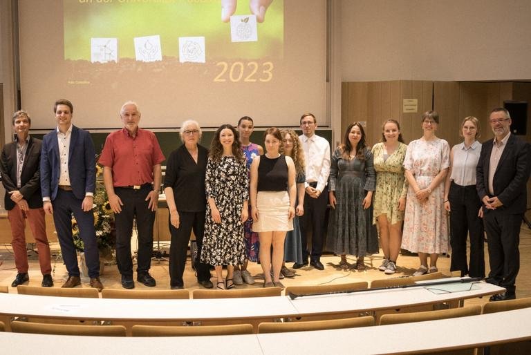 v.l. Prof. Dr. Johann Graf Lambsdorff, Stephan Brandler (Sparda-Bank), Präsident Prof. Dr. Ulrich Bartosch, Festrednerin Christine von Weizsäcker, Laura Fuchs, Anna Baierl, Nina Neuleitner, Elisa Buhr, Stephan Geschwind, Christina Bichlmeier, Annika Stöwer, Prof. Dr. Gabriele Schellberg, Angie Schüppel und Prof. Dr. Werner Gamerith, Foto: Universität Passau 