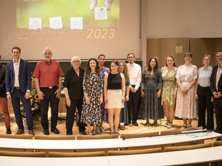 v.l. Prof. Dr. Johann Graf Lambsdorff, Stephan Brandler (Sparda-Bank), Präsident Prof. Dr. Ulrich Bartosch, Festrednerin Christine von Weizsäcker, Laura Fuchs, Anna Baierl, Nina Neuleitner, Elisa Buhr, Stephan Geschwind, Christina Bichlmeier, Annika Stöwer, Prof. Dr. Gabriele Schellberg, Angie Schüppel und Prof. Dr. Werner Gamerith, Foto: Universität Passau 