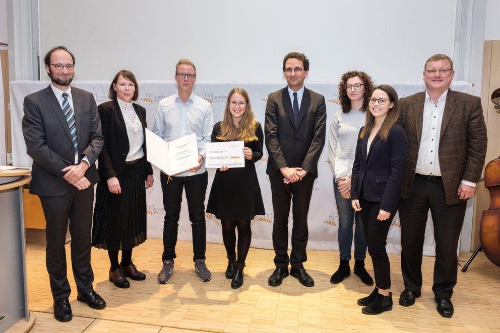 Vizepräsident Prof. Dr. Harald Kosch (links) und Prof. Dr. Urs Kramer mit den Preisträgerinnen und Preisträgern der Studentischen Rechtsberatung Vizepräsident Prof. Dr. Harald Kosch (links) und Prof. Dr. Urs Kramer mit den Preisträgerinnen und Preisträgern der Studentischen Rechtsberatung