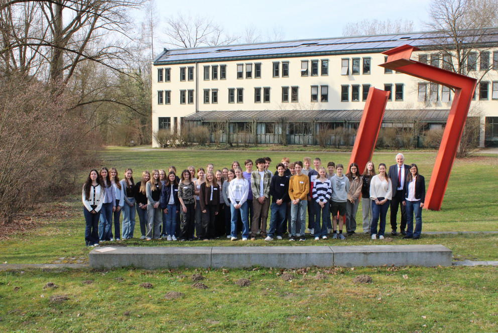 Die Sch&uuml;lerinnen und Sch&uuml;ler bei der Talentwerkstatt an der Universit&auml;t Passau, rechts im Bild Prof.  Dr. Ulrich Bartosch (ehemaliger Pr&auml;sident der Universit&auml;t Passau) und Johanna Schmidt (Studienberatung); Foto: Universit&auml;t Passau