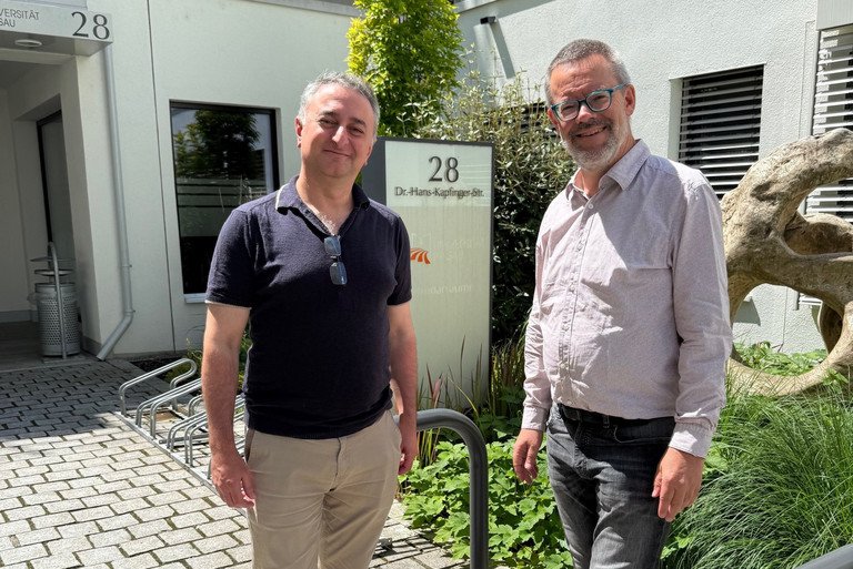 Vinicius Mariano de Carvalho (li) mit Prof. Dr. Werner Gamerith; Foto: Universität Passau