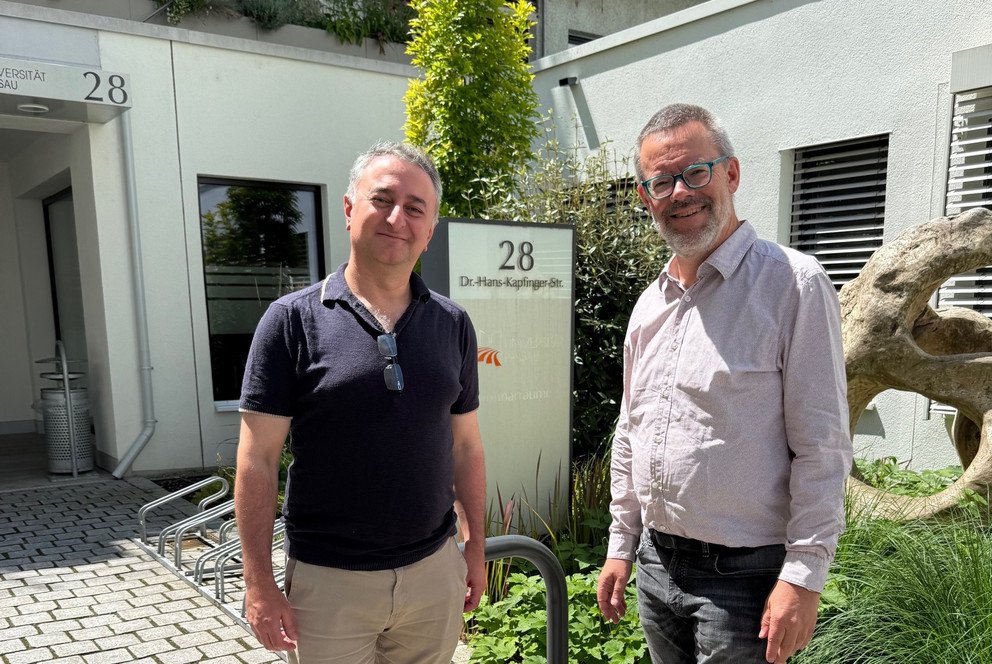 Vinicius Mariano de Carvalho (li) mit Prof. Dr. Werner Gamerith; Foto: Universität Passau