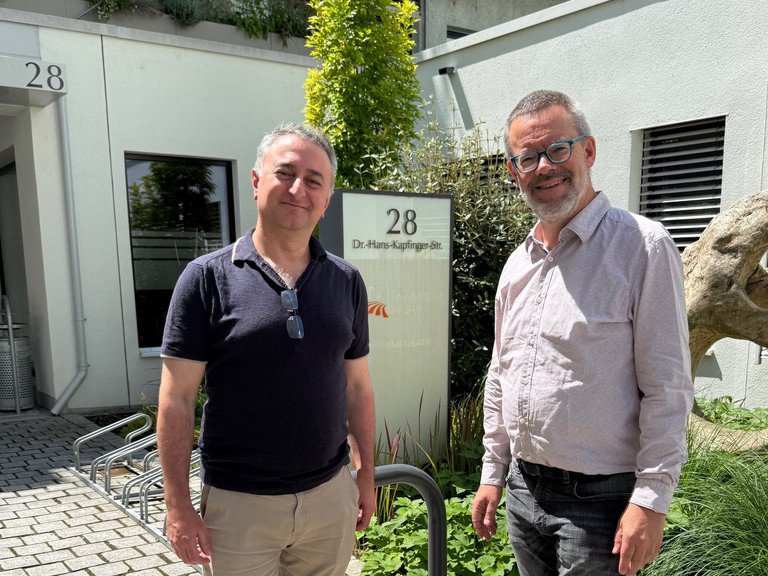 Vinicius Mariano de Carvalho (li) mit Prof. Dr. Werner Gamerith; Foto: Universität Passau